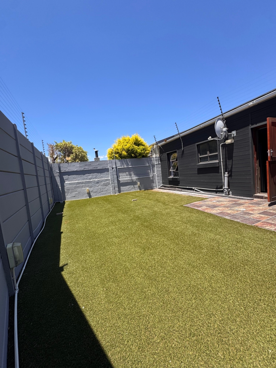 To Let 2 Bedroom Property for Rent in Strand South Western Cape